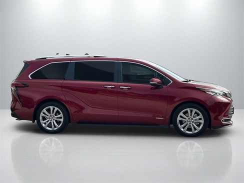 Used 2021 Toyota Sienna Platinum image 4