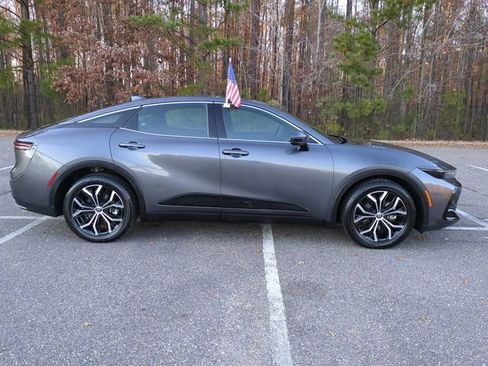 Used 2023 Toyota Crown XLE image 3