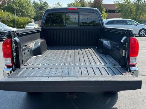 Used 2016 Toyota Tacoma SR5 w/ SR5 Appearance Package (DN) AWD/4WD image 6