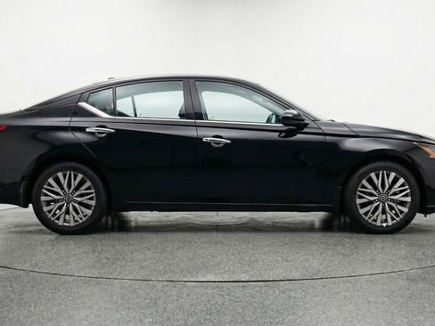 Used 2025 Nissan Altima 2.5 SV image 11