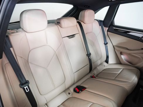 Certified 2025 Porsche Macan image 6