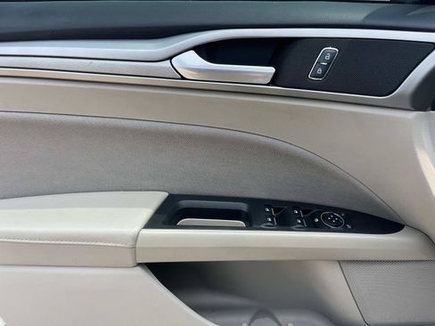 Used 2019 Ford Fusion SE FWD image 27