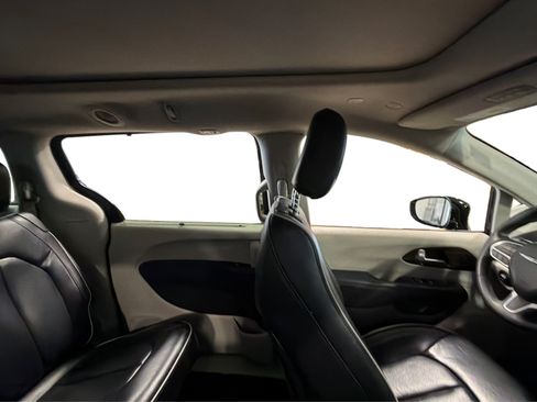 Used 2023 Chrysler Pacifica Limited FWD image 47
