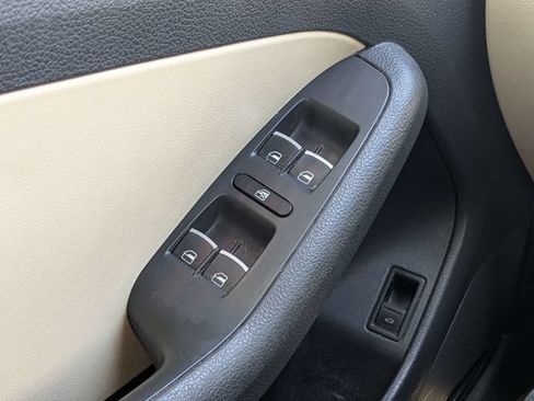 Used 2013 Volkswagen Jetta SE FWD image 22