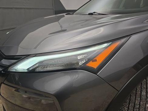 Used 2025 Nissan Rogue SL FWD image 35