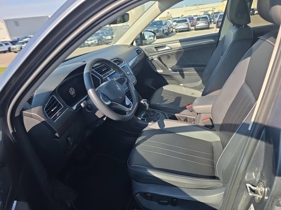 Used 2023 Volkswagen Tiguan SE w/ Panoramic Sunroof Package FWD image 8