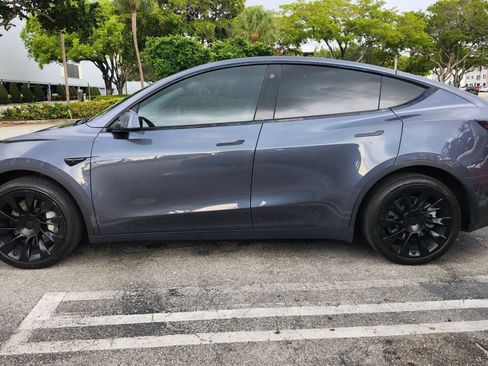 Used 2022 Tesla Model Y Long Range AWD/4WD image 3