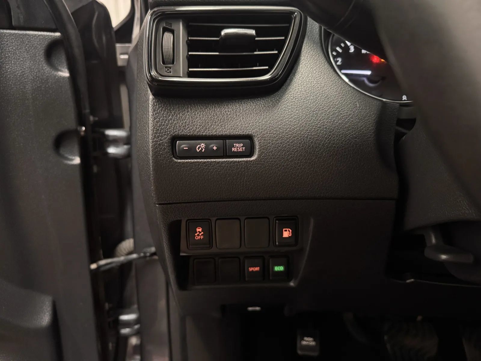 Used 2020 Nissan Rogue S FWD image 24