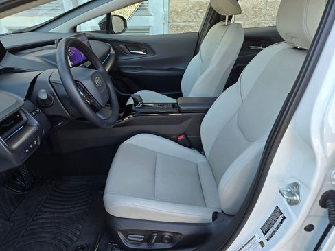 Used 2024 Toyota Prius XLE FWD image 18