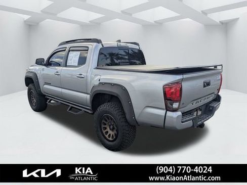 Used 2019 Toyota Tacoma TRD Sport image 4