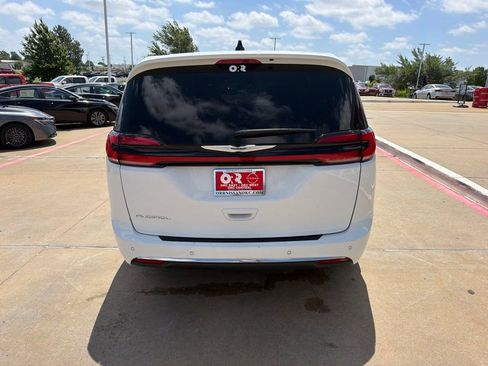 Used 2024 Chrysler Pacifica Touring FWD image 4