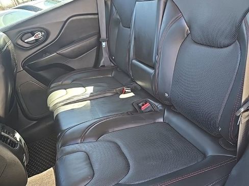 Used 2019 Jeep Cherokee Trailhawk image 14