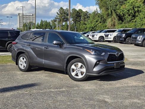 Used 2023 Toyota Highlander LE image 2