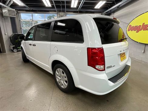 Used 2020 Dodge Grand Caravan SE FWD image 3