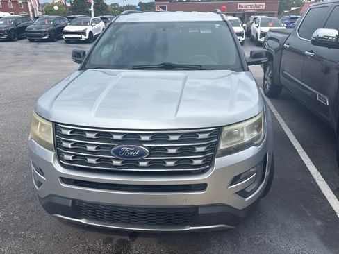 Used 2017 Ford Explorer XLT w/ Equipment Group 202A FWD image 9