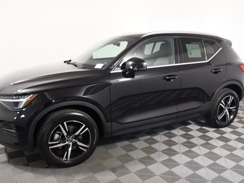 Used 2025 Volvo XC40 B5 Core AWD/4WD image 2