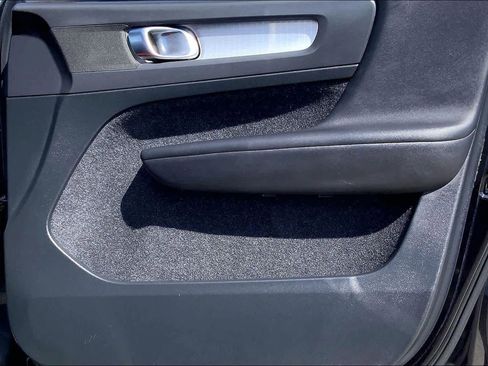 Used 2020 Volvo XC40 T5 Momentum image 22