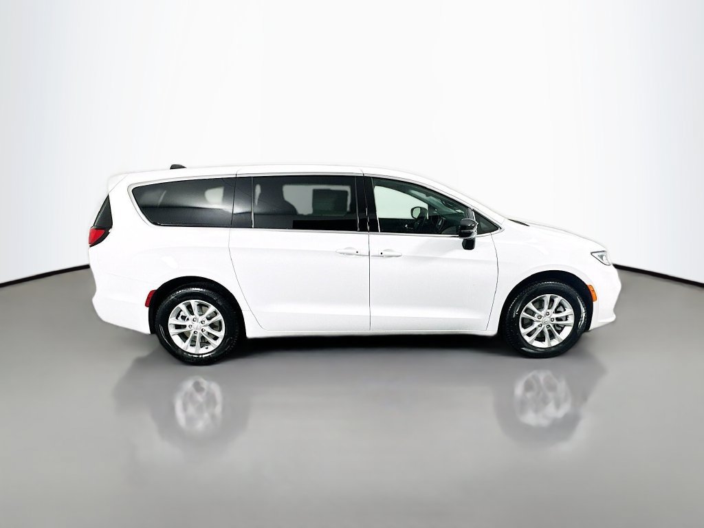 New 2026 Chrysler Pacifica Select AWD/4WD image 8
