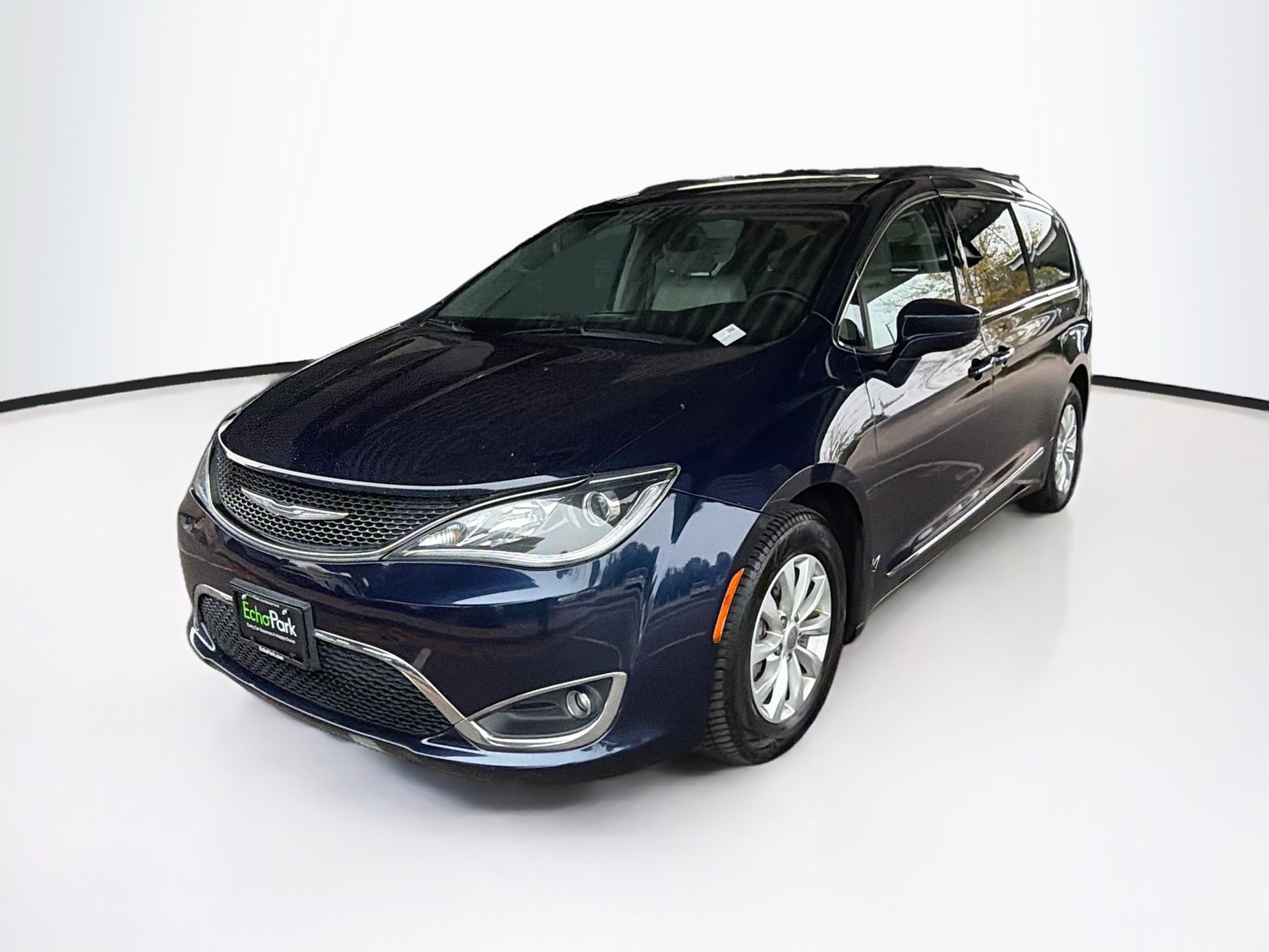 Used 2017 Chrysler Pacifica Touring-L FWD image 3