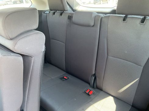 Used 2024 Toyota Highlander LE AWD/4WD image 38