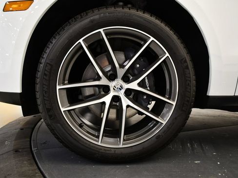 Certified 2026 Porsche Macan AWD/4WD image 16