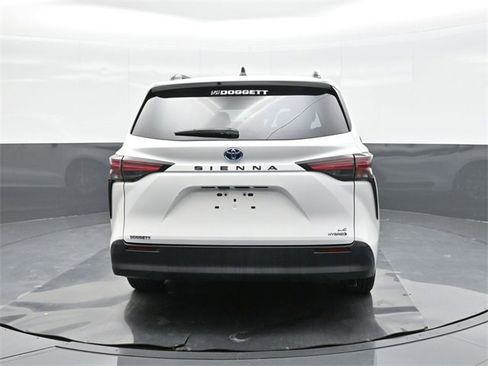 Used 2021 Toyota Sienna LE image 11