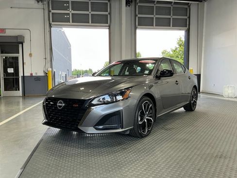 Used 2023 Nissan Altima 2.5 SR FWD image 2