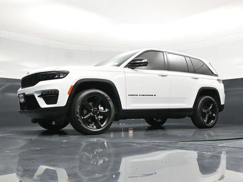 Used 2025 Jeep Grand Cherokee Limited w/ Black Appearance Package AWD/4WD image 65