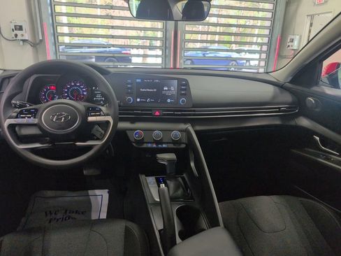 Used 2023 Hyundai Elantra SE w/ Cargo Package image 13