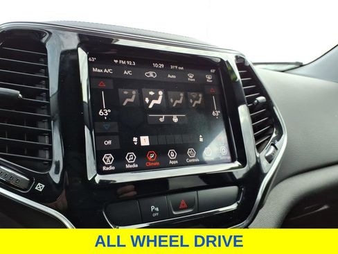 Used 2019 Jeep Cherokee Limited image 17