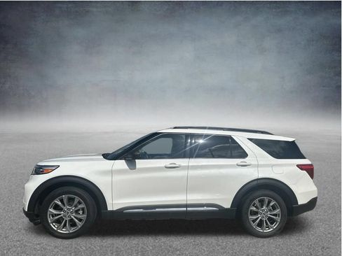 Used 2023 Ford Explorer XLT w/ Equipment Group 202A RWD image 2