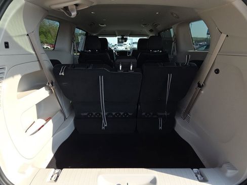 Used 2023 Chrysler Pacifica Touring-L image 15