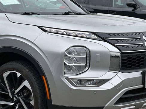 Used 2023 Mitsubishi Outlander SE image 8