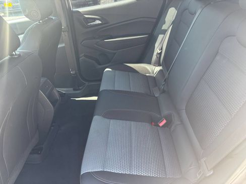 Used 2025 Chevrolet Trax LT w/ LT Convenience Package FWD image 21
