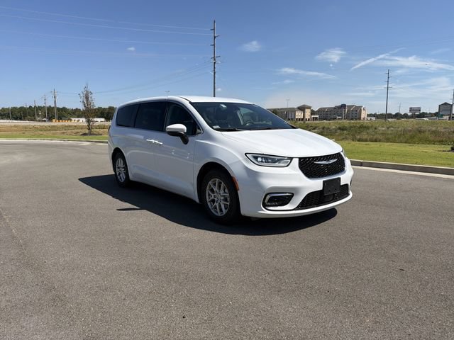 Used 2023 Chrysler Pacifica Touring-L FWD image 7
