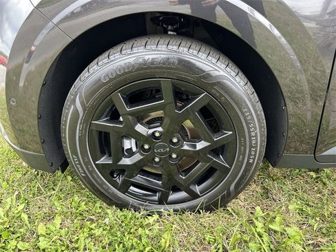 Used 2026 Kia Carnival SX Prestige image 2