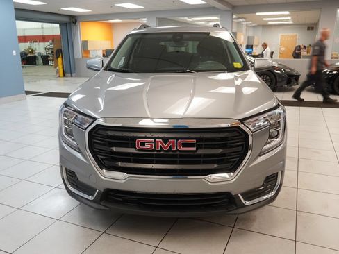 Used 2024 GMC Terrain SLE w/ Driver Convenience Package FWD image 16