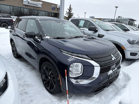 Used 2023 Mitsubishi Outlander SE Black Edition image 2