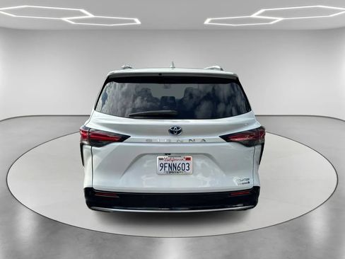 Used 2023 Toyota Sienna Limited image 6