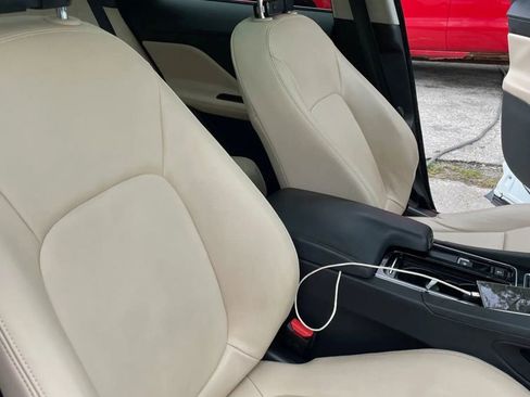 Used 2019 Jaguar F-PACE Premium image 20