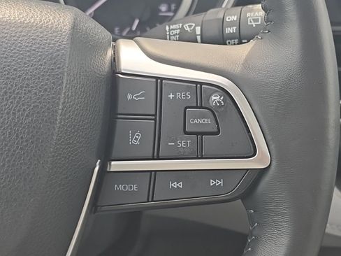Used 2024 Toyota Highlander XLE AWD/4WD image 31