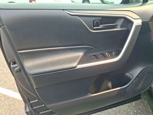 Used 2021 Toyota RAV4 LE AWD/4WD image 12