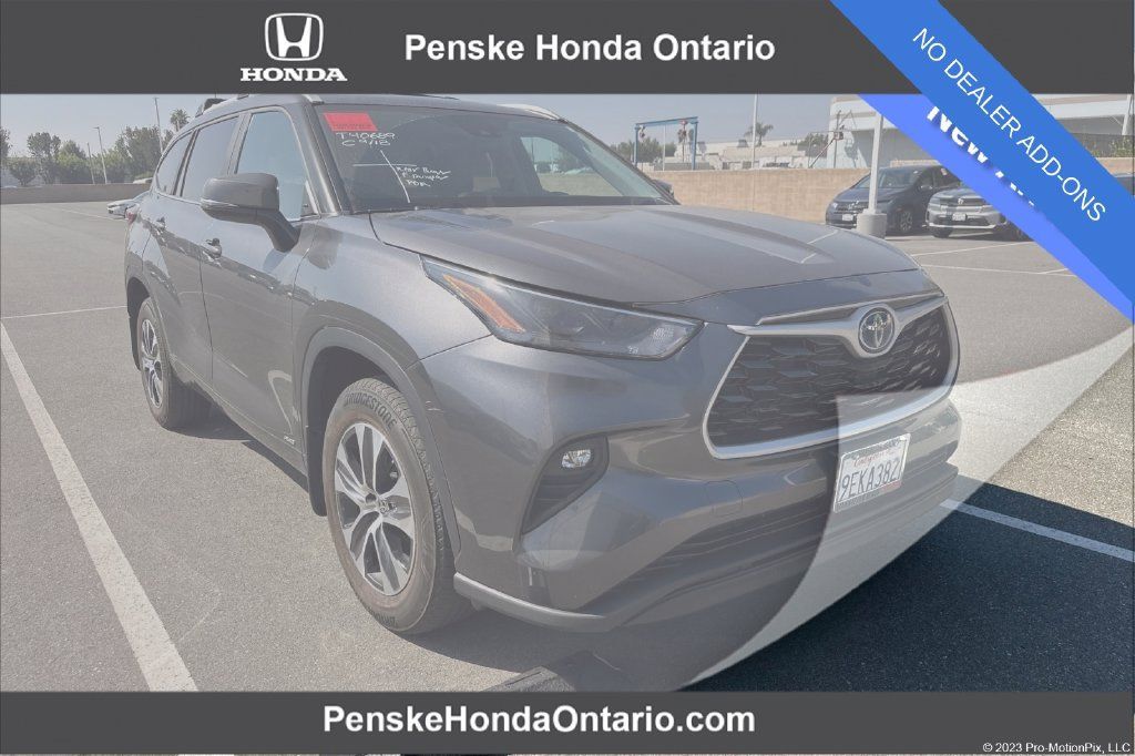 Used 2023 Toyota Highlander XLE AWD/4WD image 1