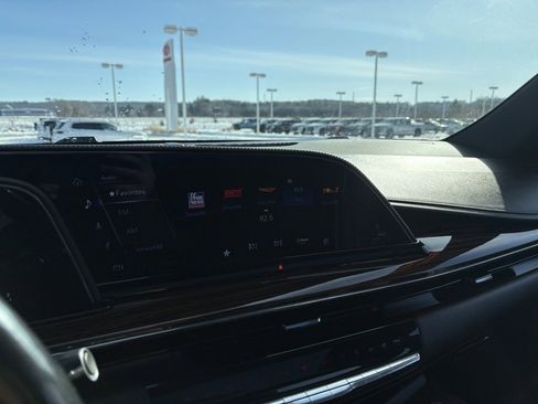 Used 2022 Cadillac Escalade ESV Premium Luxury w/ Performance Package image 25