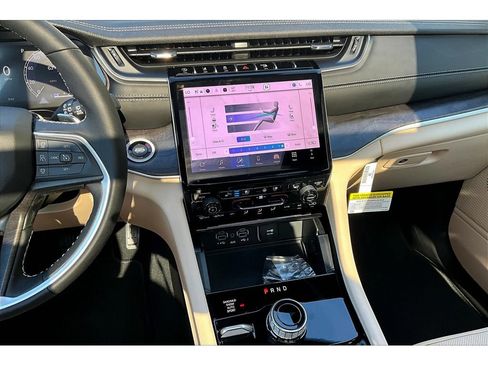 New 2025 Jeep Grand Cherokee Limited w/ Luxury Tech Group II AWD/4WD image 8