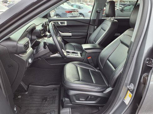 Used 2022 Ford Explorer XLT w/ Equipment Group 202A image 4