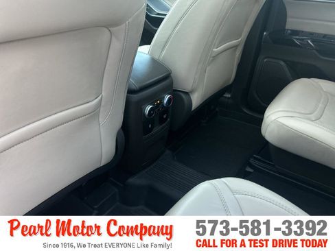 Used 2022 Ford Explorer Platinum w/ Premium Technology Package image 22