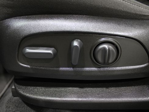 Used 2023 Chevrolet Traverse LT FWD image 4