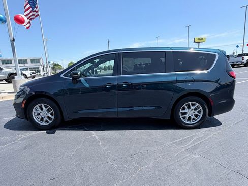 Used 2025 Chrysler Pacifica Select FWD image 5
