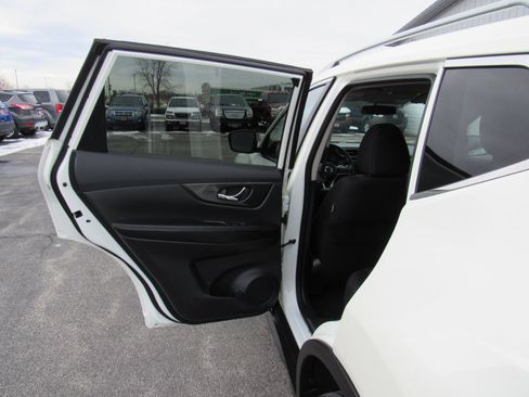Used 2018 Nissan Rogue SV image 28
